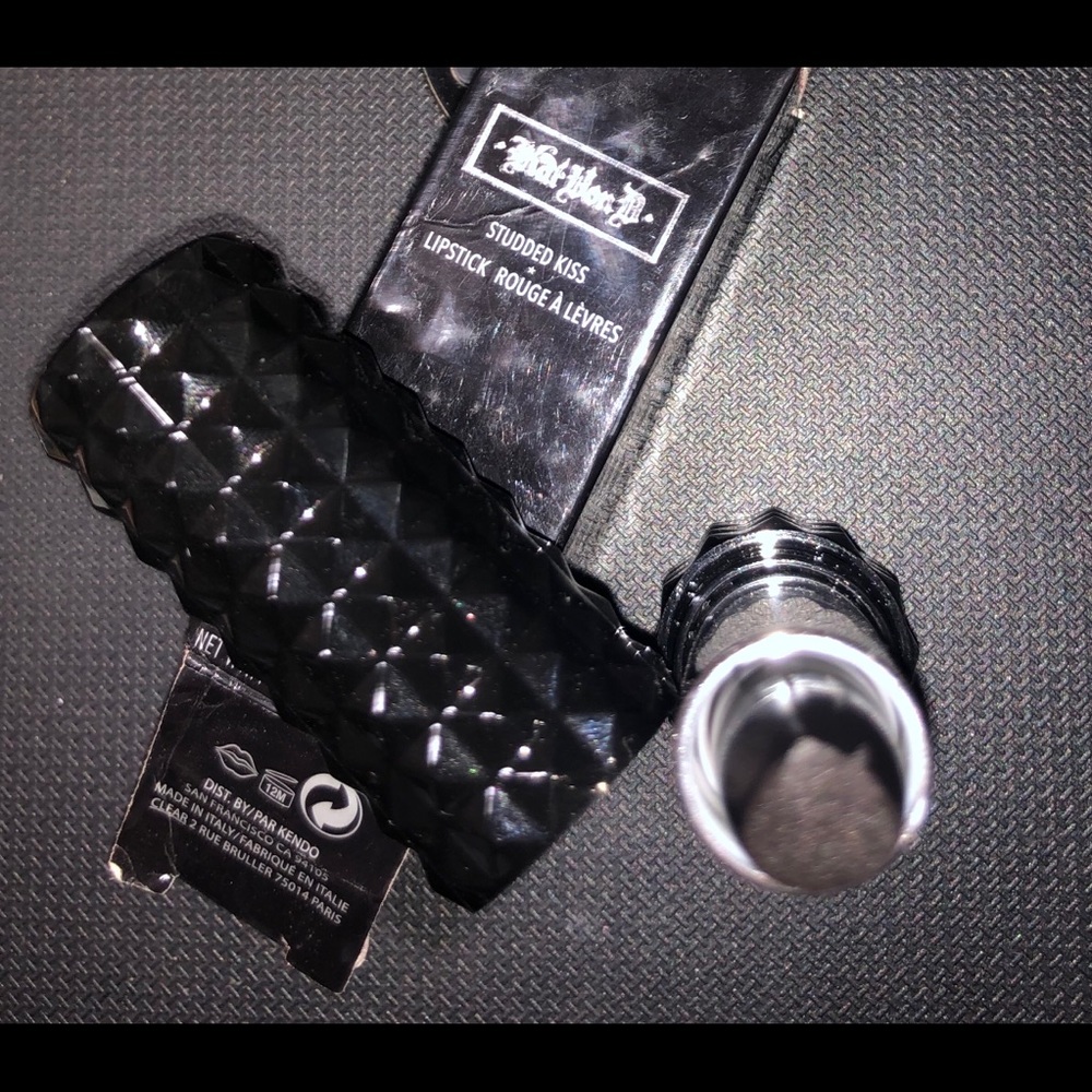 KAT VON D
Studded Kiss Crème Lipstick